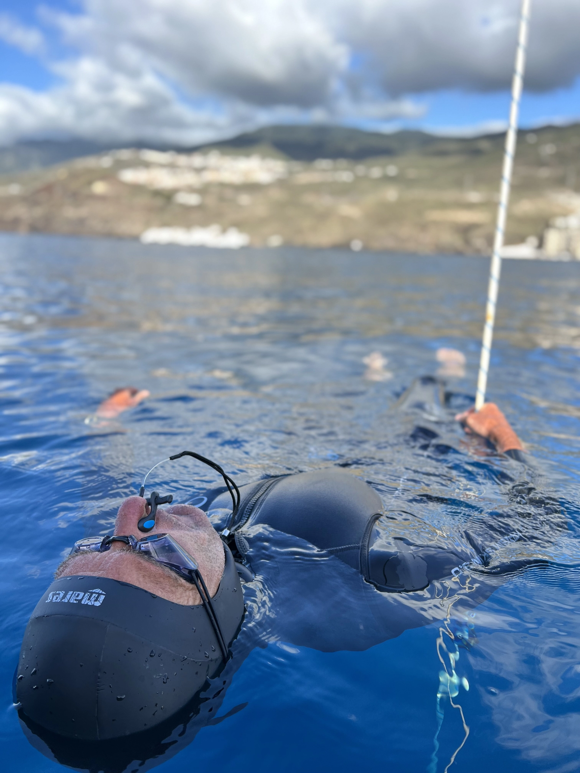 Apnéiste en descente dans le bleu
