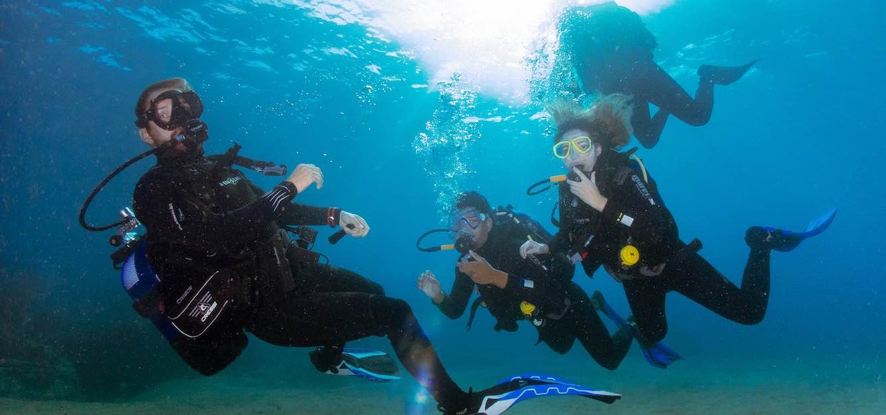 Plongeur débutant guidé par un instructeurs Aquasport Diving