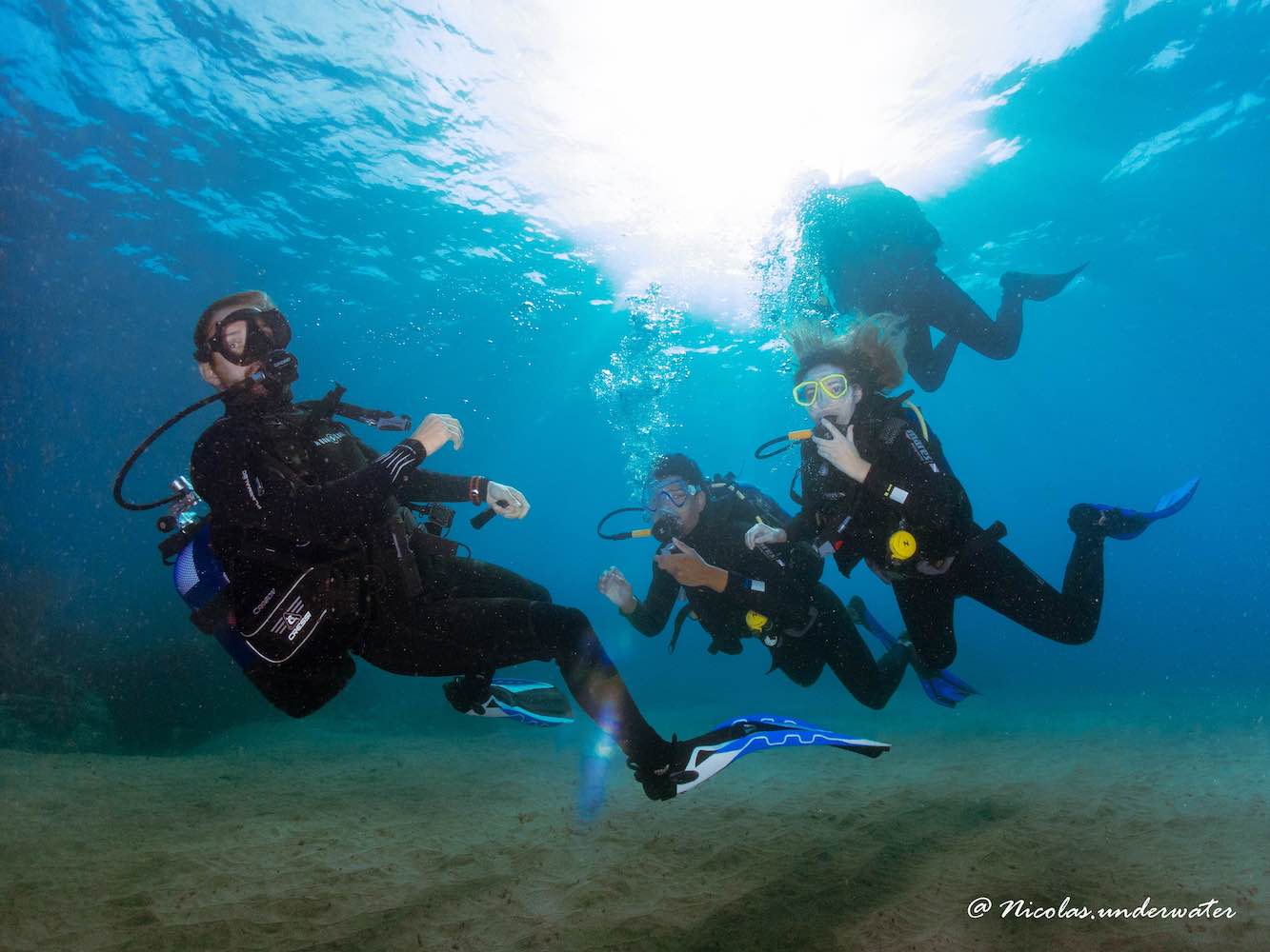 Niño en formación de buceo en Lanzarote