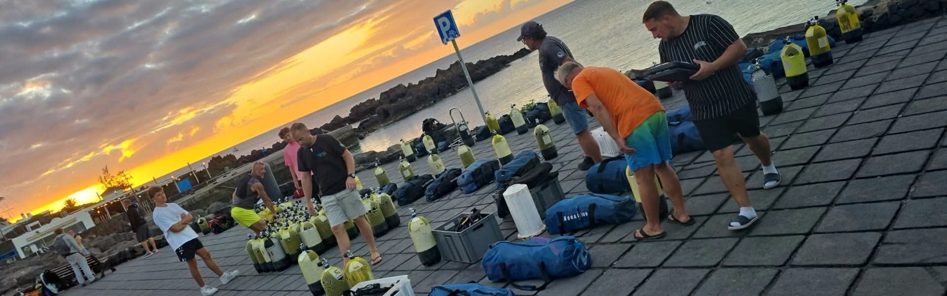 Plongeurs explorant un site de plongée à Lanzarote