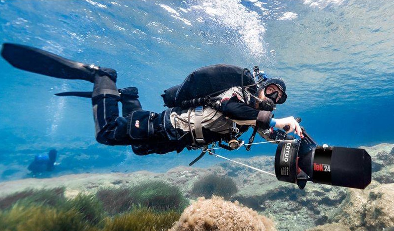 Plongeur technique avec configuration sidemount